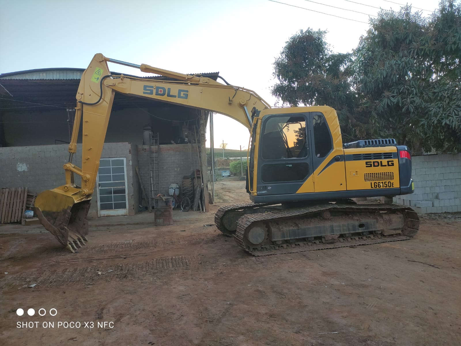 Escavadeira de Esteiras SDLG LG6150E Ano 2014 15.400 horas