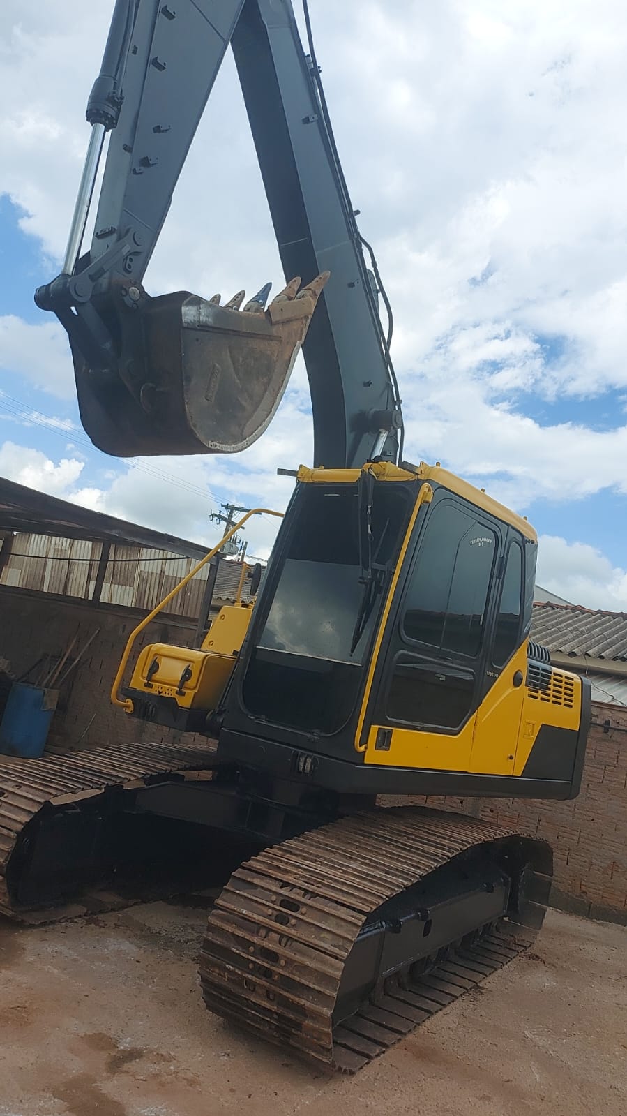 Escavadeira de Esteiras Volvo EC140BLC Ano 2013 14.300 horas